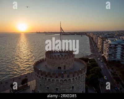Grecia, Salonicco, settembre 2023. Vista panoramica aerea del simbolo principale della città di Salonicco e dell'intera regione della Macedonia: La Torre Bianca. Foto Stock
