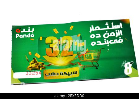 Cairo, Egitto, 11 settembre 2023: Coupon per il 32° anniversario del supermercato Panda per l'opportunità di vincere una delle 32 lingotti d'oro e il trolly gratuito, l'annu Foto Stock