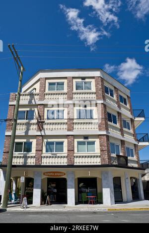 Edificio di appartamenti, negozi e ristoranti nel centro di Duncan, British Columbia, Canada. Piccola città sull'isola di Vancouver. Foto Stock