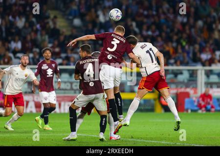 Perr Schuurs del Torino FC e Andrea Belotti dell'AS Roma durante la partita di serie A tra Torino FC e AS Roma il 24 settembre 2023 all'Olympic grande Foto Stock