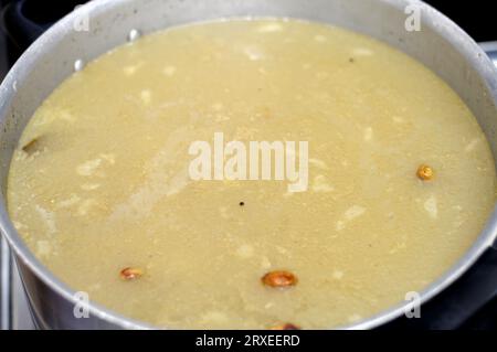 Zuppa di riso piccione o Shorbet hamam, zuppa egiziana preparata bollendo i piccioni fino a cottura avvenuta, con riso, cardamomo, alloro, lime, e spezie, anche con Foto Stock