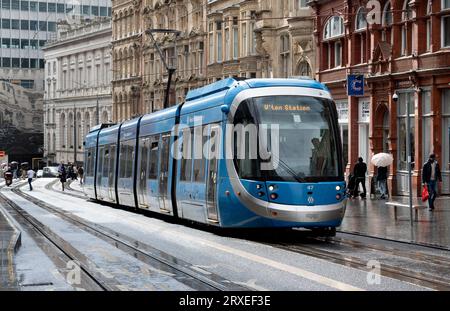 West Midlands Metro tram in Corporation Street, centro di Birmingham, Regno Unito Foto Stock