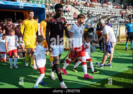 LEGNICA, POLONIA - 11 SETTEMBRE 2023: Partita amichevole Under 20 Elite League Polonia contro Germania 1:1. Capitano Joshua Quarshie (5) e Tomasz Neug Foto Stock