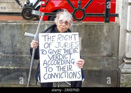 Reading, Berkshire, Regno Unito. 25 settembre 2023. Questa mattina un gruppo di sei residenti locali ha tenuto dei cartelli fuori Reading Crown Court nel Berkshire, come parte della campagna di difesa della giustizia. Nel marzo 2023, il 68enne Trudi Warner ha tenuto un cartello fuori dalla corte della corona di Londra interna, dove si stava svolgendo un processo sul clima, con le parole “giurati hai il diritto assoluto di assolvere un imputato secondo la tua coscienza”. Trudi Warner è ora processato per oltraggio della corte dal procuratore generale. Credito: Maureen McLean/Alamy Live News Foto Stock