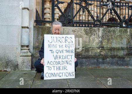 Reading, Berkshire, Regno Unito. 25 settembre 2023. Questa mattina un gruppo di sei residenti locali ha tenuto dei cartelli fuori Reading Crown Court nel Berkshire, come parte della campagna di difesa della giustizia. Nel marzo 2023, il 68enne Trudi Warner ha tenuto un cartello fuori dalla corte della corona di Londra interna, dove si stava svolgendo un processo sul clima, con le parole “giurati hai il diritto assoluto di assolvere un imputato secondo la tua coscienza”. Trudi Warner è ora processato per oltraggio della corte dal procuratore generale. Credito: Maureen McLean/Alamy Live News Foto Stock