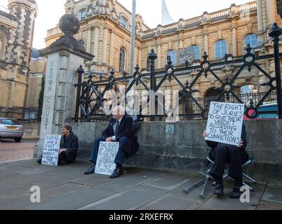 Reading, Berkshire, Regno Unito. 25 settembre 2023. Questa mattina un gruppo di sei residenti locali ha tenuto dei cartelli fuori Reading Crown Court nel Berkshire, come parte della campagna di difesa della giustizia. Nel marzo 2023, il 68enne Trudi Warner ha tenuto un cartello fuori dalla corte della corona di Londra interna, dove si stava svolgendo un processo sul clima, con le parole “giurati hai il diritto assoluto di assolvere un imputato secondo la tua coscienza”. Trudi Warner è ora processato per oltraggio della corte dal procuratore generale. Credito: Maureen McLean/Alamy Live News Foto Stock