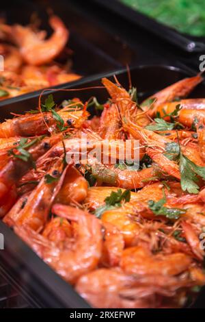 Gamberi freschi su ghiaccio al ristorante di pesce a buffet. Foto Stock