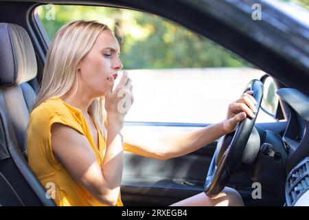 ritratto della finestra con vista laterale donna stressata scontenta Foto Stock