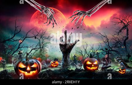 Zombie Hand Rising Out of A Cemetery in Spooky Night at Red Moonlight - contiene Moon 3D Rendering Foto Stock