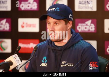 Henry Nicholls, giocatore di cricket neozelandese, partecipa alla conferenza stampa pre-partita allo Sher-e-Bangla National Cricket Stadium (SBNCS) di Mirpur, Dacca, Bangladesh Foto Stock