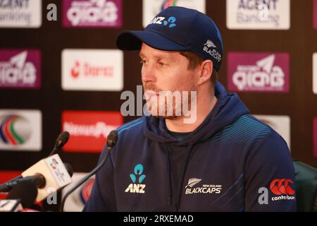 Henry Nicholls, giocatore di cricket neozelandese, partecipa alla conferenza stampa pre-partita allo Sher-e-Bangla National Cricket Stadium (SBNCS) di Mirpur, Dacca, Bangladesh Foto Stock