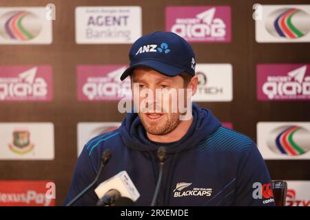 Henry Nicholls, giocatore di cricket neozelandese, partecipa alla conferenza stampa pre-partita allo Sher-e-Bangla National Cricket Stadium (SBNCS) di Mirpur, Dacca, Bangladesh Foto Stock