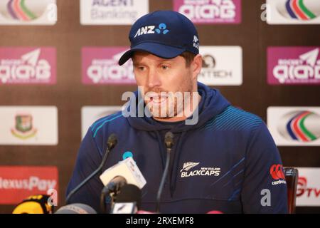 Henry Nicholls, giocatore di cricket neozelandese, partecipa alla conferenza stampa pre-partita allo Sher-e-Bangla National Cricket Stadium (SBNCS) di Mirpur, Dacca, Bangladesh Foto Stock