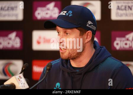 Henry Nicholls, giocatore di cricket neozelandese, partecipa alla conferenza stampa pre-partita allo Sher-e-Bangla National Cricket Stadium (SBNCS) di Mirpur, Dacca, Bangladesh Foto Stock