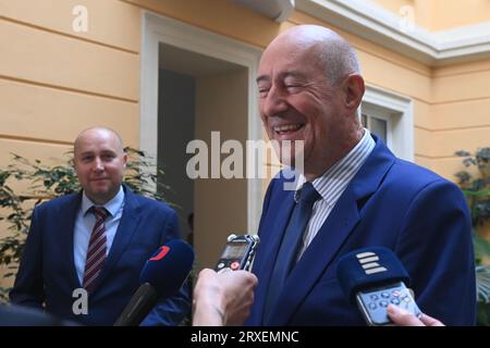 Olomouc, Repubblica ceca. 25 settembre 2023. Radim Dragoun (nella foto a sinistra) inizia in ufficio di Olomouc pubblico ministero a Olomouc, Repubblica Ceca, 25 settembre 2023. Il ministro della giustizia Pavel Blazek (Partito Democratico Civico, ODS) lo ha installato il 21 settembre su proposta del procuratore generale Igor Striz (destra). Crediti: Ludek Perina/CTK Photo/Alamy Live News Foto Stock