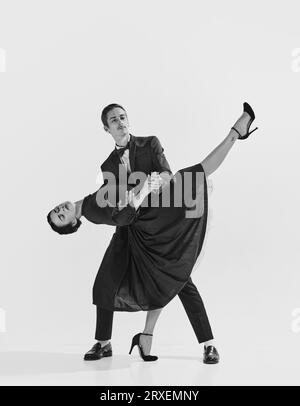 era 20s-30s. Bella giovane coppia, uomo e donna in abiti eleganti che ballano lindy Hop. Bianco e nero. Foto Stock