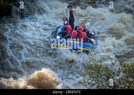 Rafting sulle rapide del fiume Dee a Town Falls a llangollen, Galles del Nord. Foto Stock