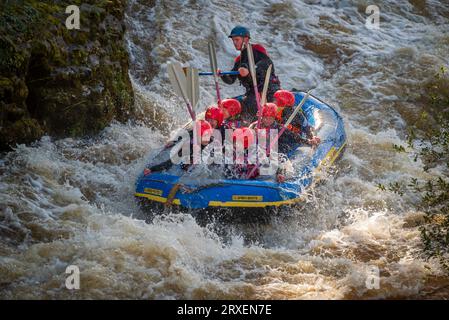 Rafting sulle rapide del fiume Dee a Town Falls a llangollen, Galles del Nord. Foto Stock