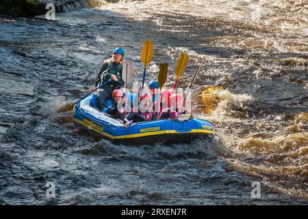 Rafting sulle rapide del fiume Dee a Town Falls a llangollen, Galles del Nord. Foto Stock