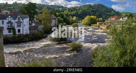 Le rapide di Town Falls sul fiume Dee a Llangollen, nel Galles del Nord. Il Dee Side Cafe sulla sinistra e la stazione ferroviaria di Llangollen sulla ri Foto Stock