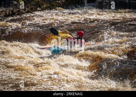 Rafting sulle rapide del fiume Dee a Town Falls a llangollen, Galles del Nord. Foto Stock