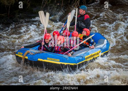 Rafting sulle rapide del fiume Dee a Town Falls a llangollen, Galles del Nord. Foto Stock