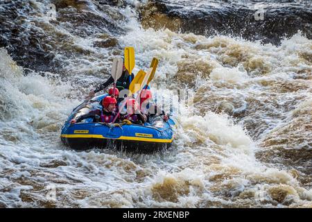 Rafting sulle rapide del fiume Dee a Town Falls a llangollen, Galles del Nord. Foto Stock