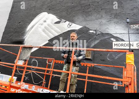 L'artista aerosol Jody Thomas al lavoro su commissione di Adidas Originals a Newcastle upon Tyne, Regno Unito, il nuovo produttore di strisce del team Newcastle United. Foto Stock