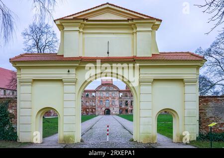 Porta gialla, Palazzo Dargun e Abbazia, nell'omonima città di Dargun, distretto dei laghi di Meclemburgo, Germania. Foto Stock