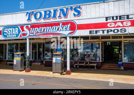 Un negozio e un distributore di benzina in una città australiana - Tobin's Supermarket, Millaa Millaa, Atherton Tablelands, Queensland, Australia Foto Stock