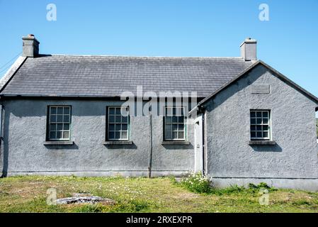 Paesaggio con vista sulla vecchia scuola nazionale Killeanyy 1886 a Inishmore, Aran Island, Co, Galway, Irlanda Foto Stock