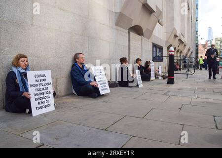 Londra, Inghilterra, Regno Unito. 25 settembre 2023. Gli attivisti organizzano una protesta silenziosa fuori dalla Corte penale centrale, popolarmente nota come Old Bailey, tenendo cartelli che dicono ai giurati che "hanno il diritto di assolvere secondo la loro coscienza". L'azione segue le segnalazioni secondo cui è stata avviata un'indagine penale su altri manifestanti che in precedenza avevano mostrato segni simili durante un procedimento legale, in risposta agli attivisti del clima che non hanno potuto dichiarare le loro motivazioni in tribunale. Credito: ZUMA Press, Inc Crediti: ZUMA Press, Inc./Alamy Live News Foto Stock