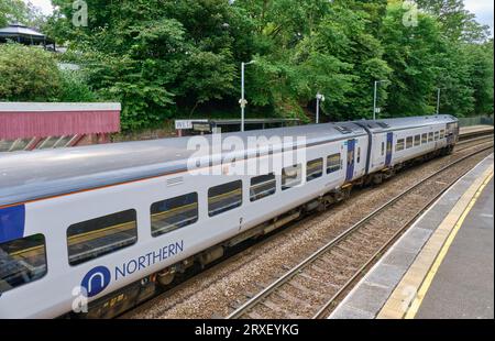 Un treno alla stazione ferroviaria di Wetheral, Wetheral, vicino a Carlisle, Cumbria Foto Stock