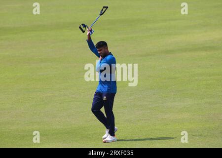 Mehedi Hasan Miraz durante i cricket bengalesi assiste alla sessione di allenamento allo Sher-e-Bangla National Cricket Stadium (SBNCS) davanti al terzo Foto Stock