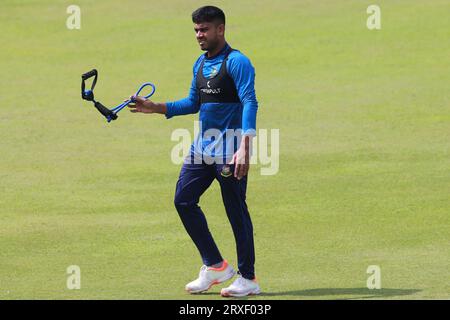 Mehedi Hasan Miraz durante i cricket bengalesi assiste alla sessione di allenamento allo Sher-e-Bangla National Cricket Stadium (SBNCS) davanti al terzo Foto Stock