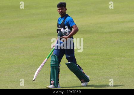 Nazmul Hasan Shanto durante i cricket bengalesi assiste alla sessione di allenamento allo Sher-e-Bangla National Cricket Stadium (SBNCS) davanti al terzo Foto Stock