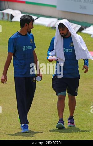 Liton Das e Tanzim Hasan Sakib durante i cricket bengalesi partecipano alla sessione di allenamento allo Sher-e-Bangla National Cricket Stadium (SBNCS) Foto Stock