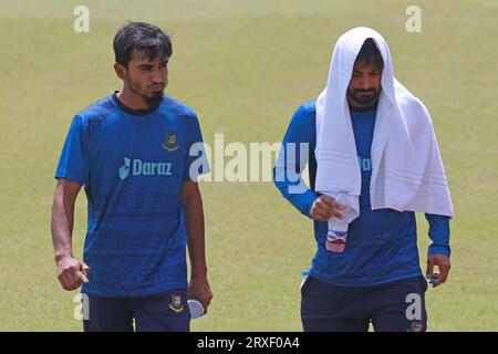 Liton Das e Tanzim Hasan Sakib durante i cricket bengalesi partecipano alla sessione di allenamento allo Sher-e-Bangla National Cricket Stadium (SBNCS) Foto Stock