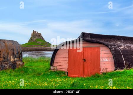 L'isola mareale di Llindisfarne, chiamata anche Holy Island, nel Northumberland, in Inghilterra Foto Stock