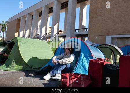 DI FRONTE ALL'UNIVERSITÀ LA SAPIENZA, GLI STUDENTI PROTESTANO FUORI DAL CAMPUS CONTRO GLI AFFITTI DI ALTA CASA Foto Stock