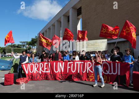 DI FRONTE ALL'UNIVERSITÀ LA SAPIENZA, GLI STUDENTI PROTESTANO FUORI DAL CAMPUS CONTRO GLI AFFITTI DI ALTA CASA Foto Stock