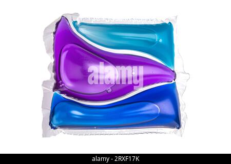 capsule con gel detergente colorato su sfondo bianco. Foto di alta qualità Foto Stock