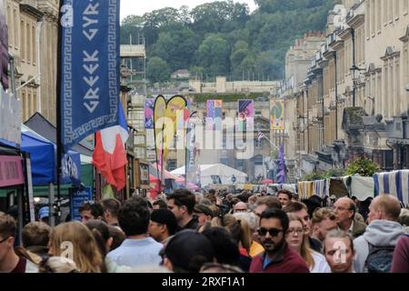 Grande festa gastronomica a Bath, Bath ha chiuso Milsolm Street per una celebrazione di cibo e bevande. Attirare una grande folla. Bath somerset UK Foto Stock