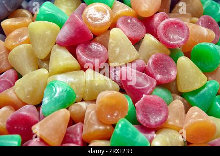 Un mucchio di dolci gelatina multicolore in arancione, giallo, verde e rosso. Foto Stock