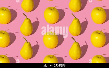 Fantasia di frutta di tendenza composta da pere gialle e mele su sfondo rosa pastello chiaro. Layout minimo. Concetto estivo natura. Foto Stock