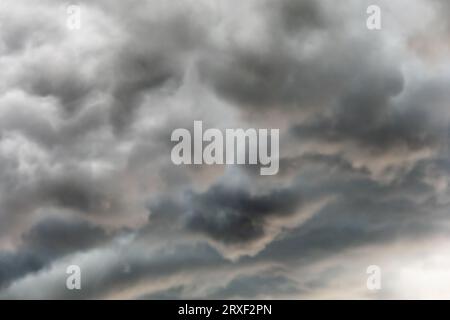 Spettacolari nuvole scure poco prima di una tempesta di tuore e pioggia pesante Foto Stock