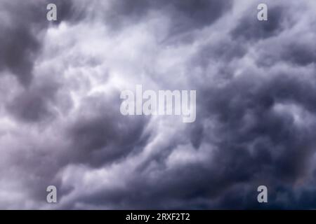 Spettacolari nuvole scure poco prima di una tempesta di tuore e pioggia pesante Foto Stock