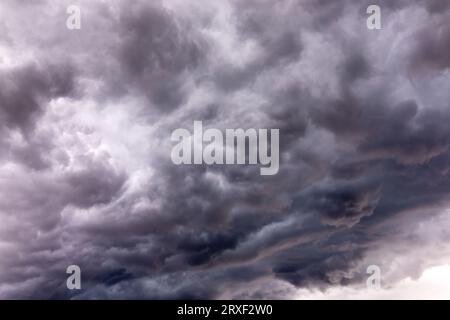 Spettacolari nuvole scure poco prima di una tempesta di tuore e pioggia pesante Foto Stock