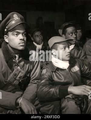 Toni Frissell: Membri del Tuskegee Airmen 332nd Fighter Group che partecipano ad un briefing a Ramitelli, Italia, 1945 Foto Stock