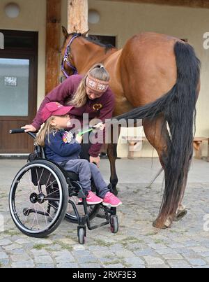 Bohuslavice, Repubblica Ceca. 25 settembre 2023. L'ultima fase di uno studio che indaga l'effetto dell'ippoterapia sui bambini con atrofia muscolare spinale si svolge presso la Bohuslavice Farm, 25 settembre 2023 Bohuslavice, distretto di Jihlava, regione di Vysocina. Crediti: Lubos Pavlicek/CTK Photo/Alamy Live News Foto Stock